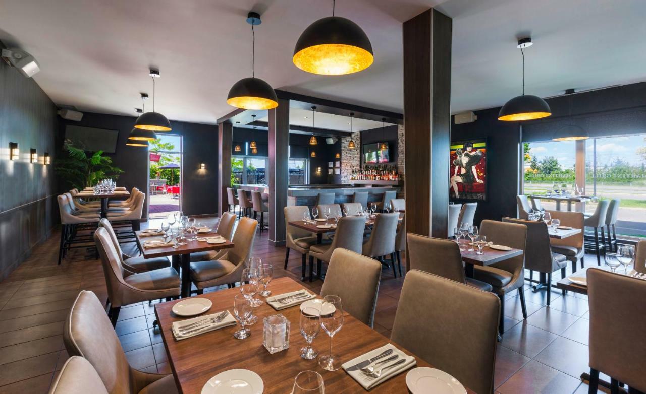 Imperia Hotel Et Suites Terrebonne Zewnętrze zdjęcie